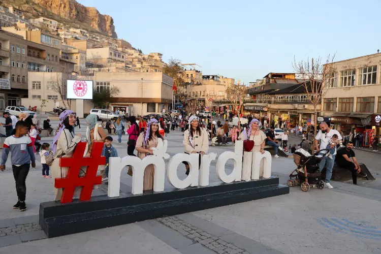 Tarihi kent Mardin bayram tatilinde ziyaretçi akınına uğradı