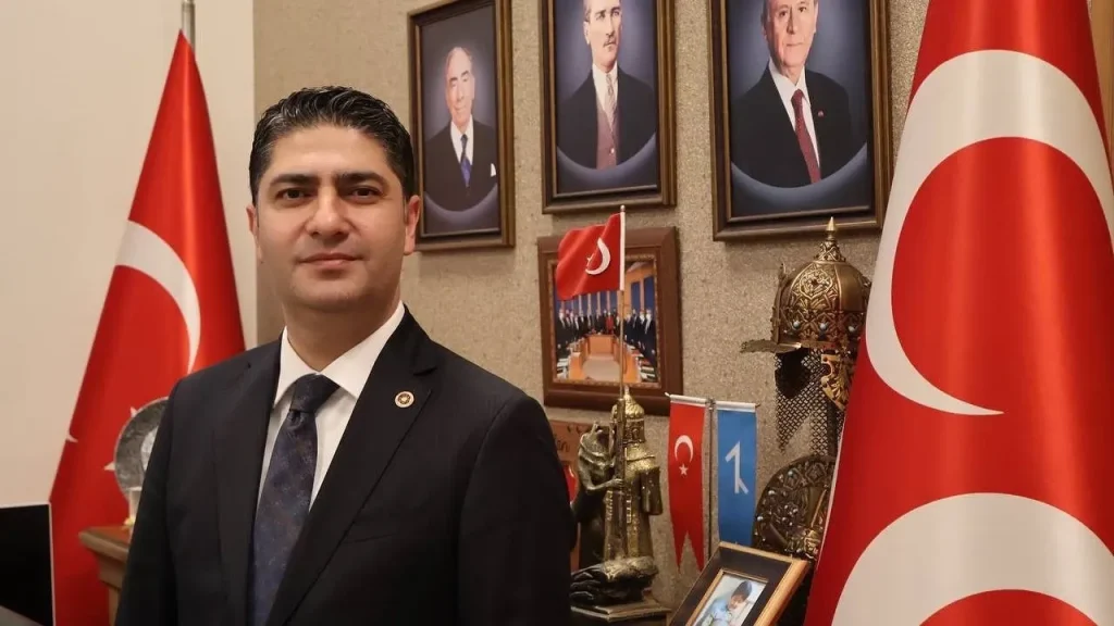 MHP’li Özdemir’den CHP’ye tepki: Türk Milleti’nin gerçeklerini anlamayı beceremiyorlar MHP Genel Başkan Yardımcısı İsmail Özdemir, “CHP öncülüğünde sergilenen müzmin ve zavallı anlayış ise bırakın bu milli kazanımları kabullenmeyi, ne dünya siyasetini ne de Türk Milleti’nin gerçeklerini ve hissiyatını anlamayı dahi beceremiyorlar.” ifadelerini kullandı.