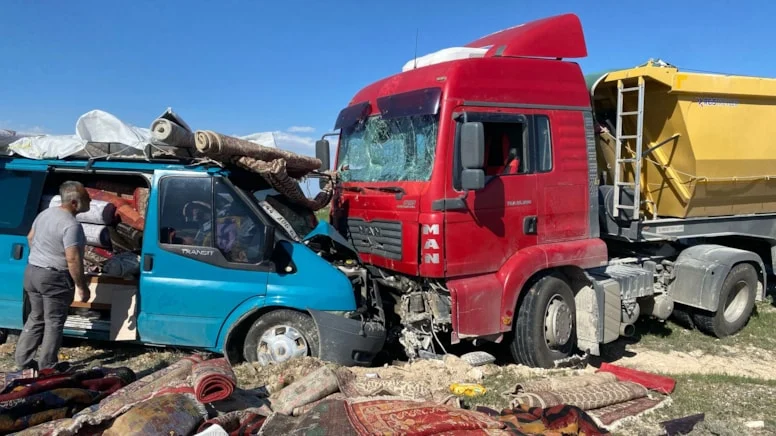 Aksaray’da kaza: Kamyonla minibüs çarpıştı 2 kişi yaralandı